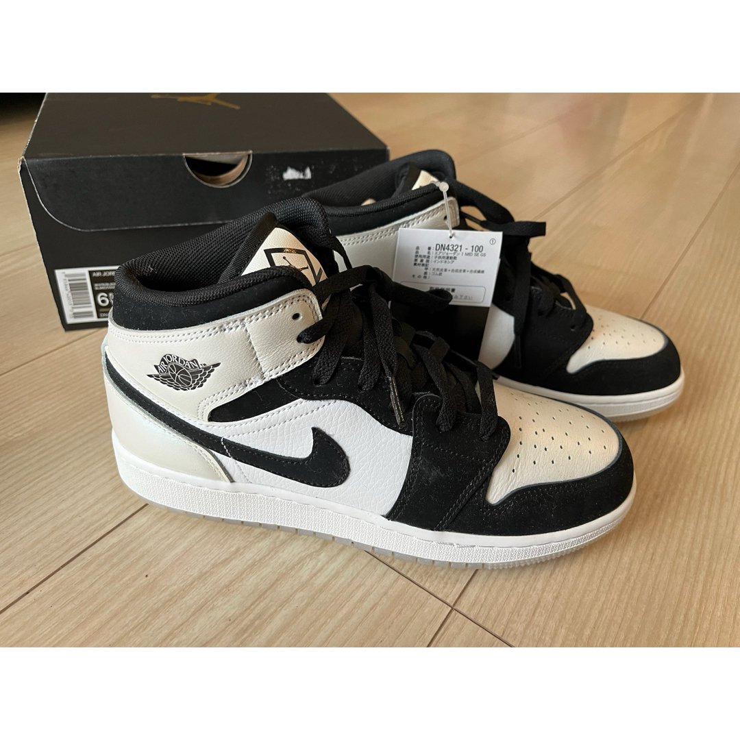 Jordan Brand（NIKE）(ジョーダン)のNIKE エアジョーダン1 オメガ　Mid Omega/Black/White” レディースの靴/シューズ(スニーカー)の商品写真