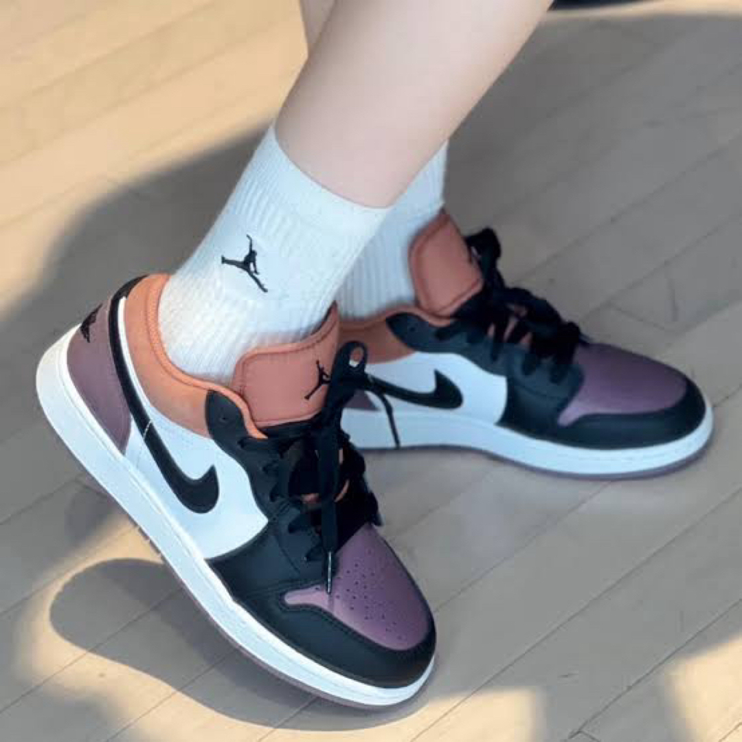 NIKE(ナイキ)の①点限定入荷　24cm【新品】NIKE GS JORDAN 1 LOW SE レディースの靴/シューズ(スニーカー)の商品写真