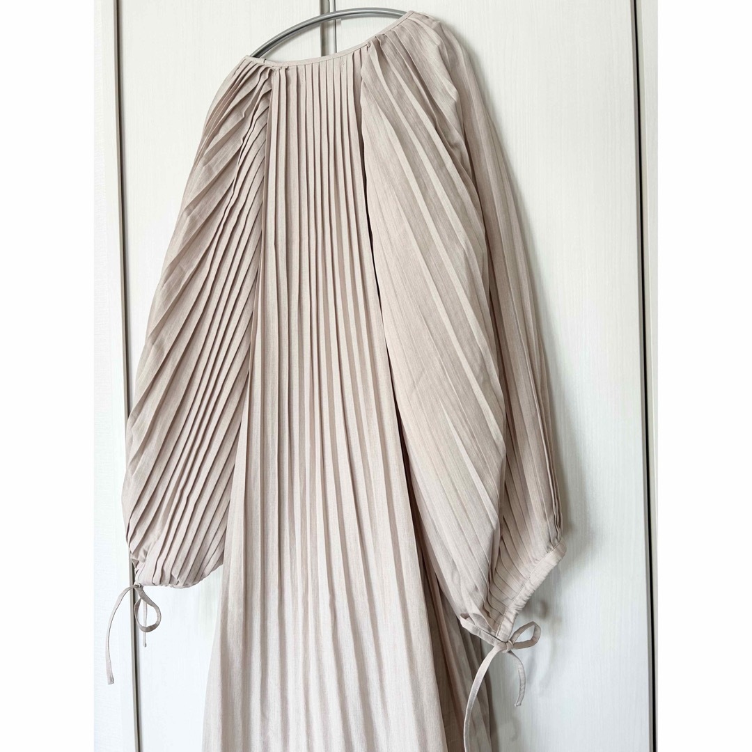 TODAYFUL(トゥデイフル)のlouren all pleats volume dress ローレン レディースのワンピース(ロングワンピース/マキシワンピース)の商品写真