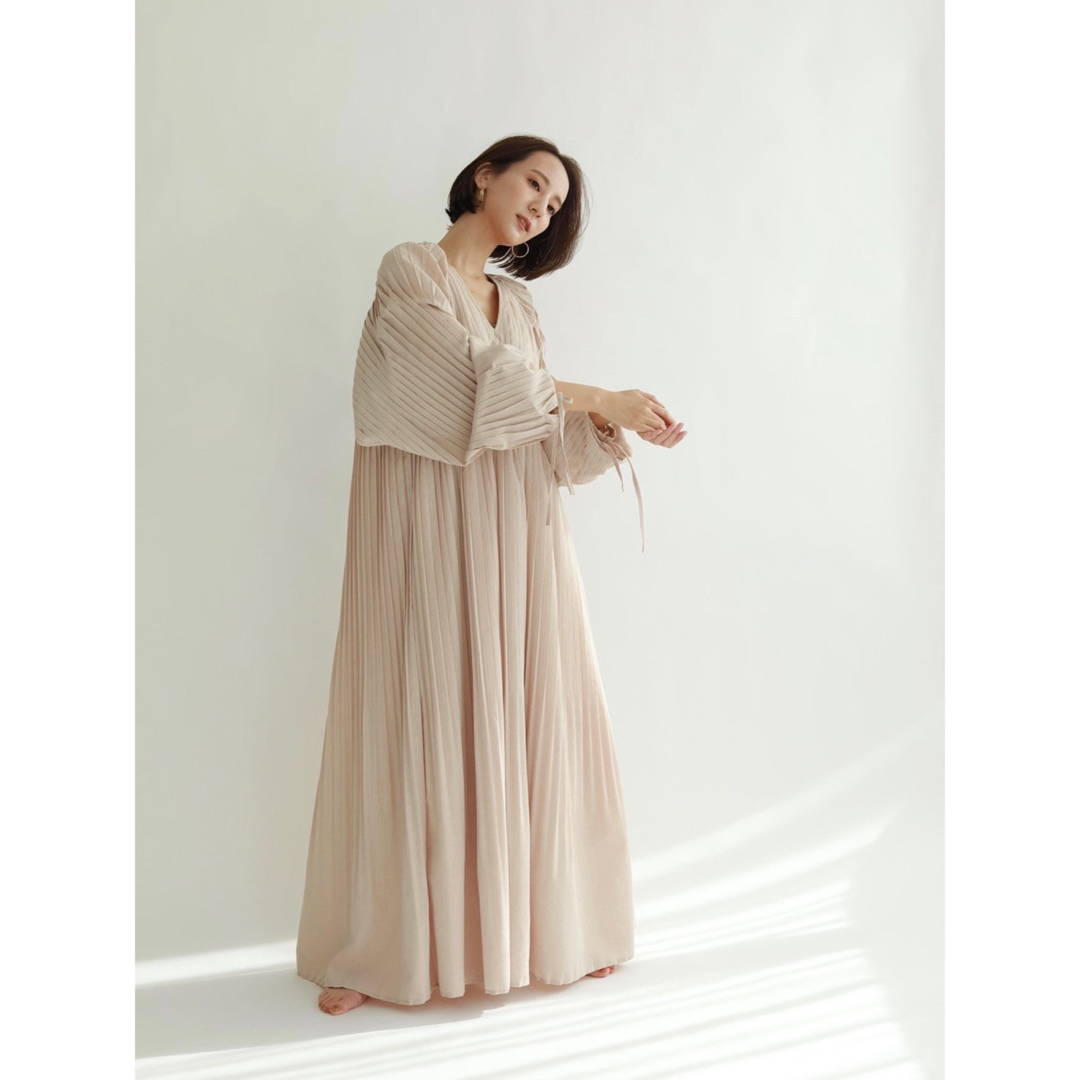 TODAYFUL(トゥデイフル)のlouren all pleats volume dress ローレン レディースのワンピース(ロングワンピース/マキシワンピース)の商品写真