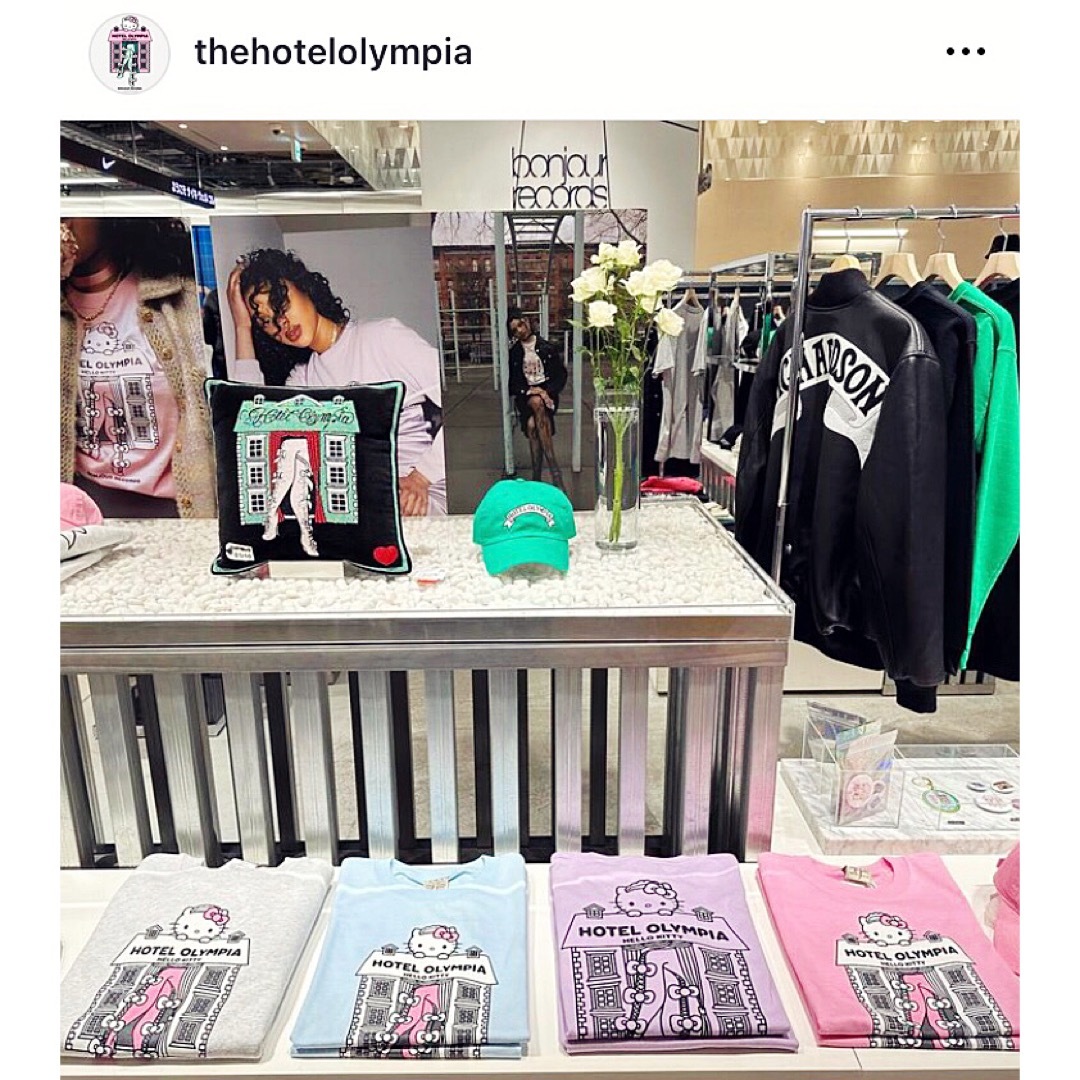 Verybrain(ベリーブレイン)の完売新品♡Hotel Olympia × Hello KittyコラボTシャツ♡ レディースのトップス(Tシャツ(半袖/袖なし))の商品写真