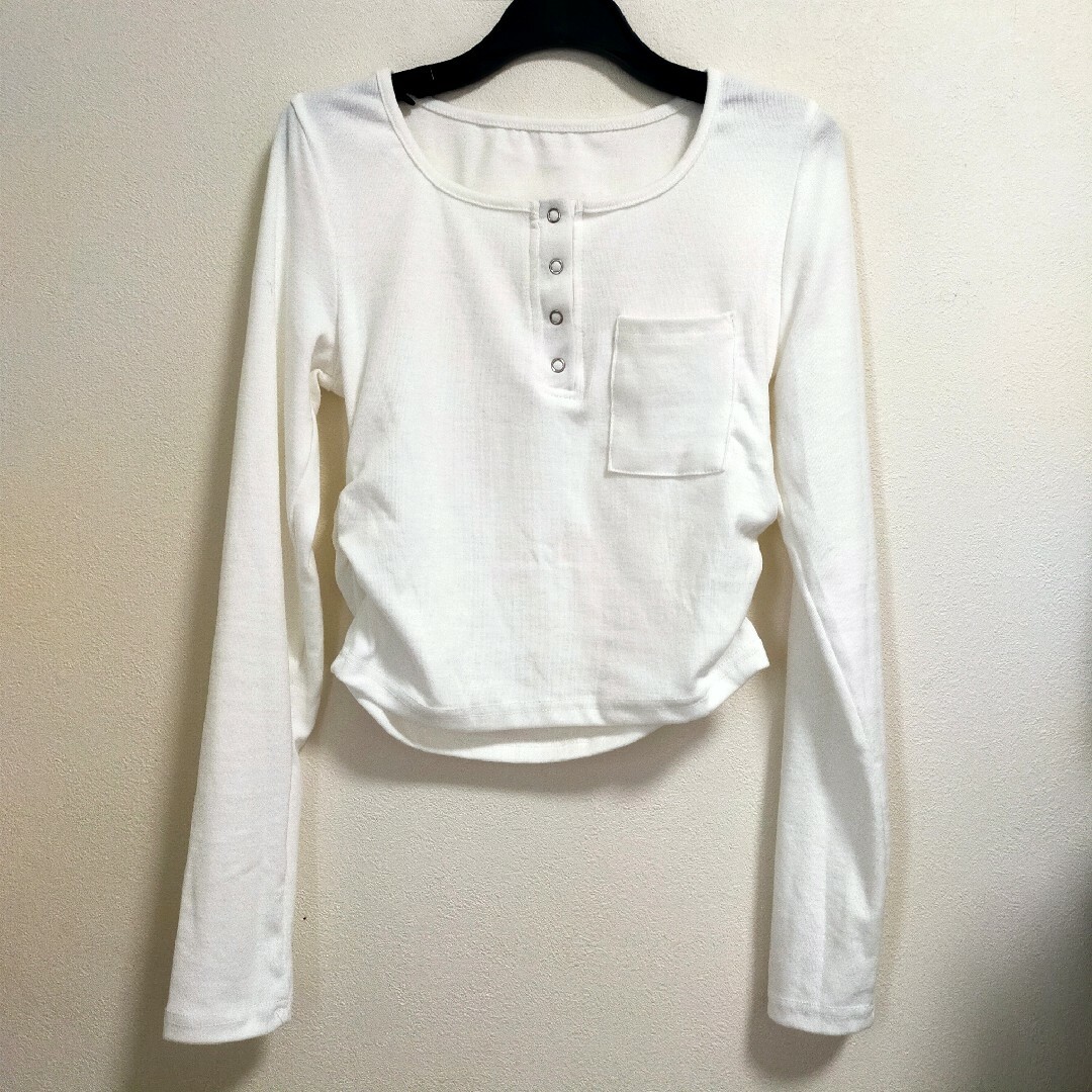 ポケットボタンクロップ長袖Tシャツ レディースのトップス(Tシャツ(長袖/七分))の商品写真