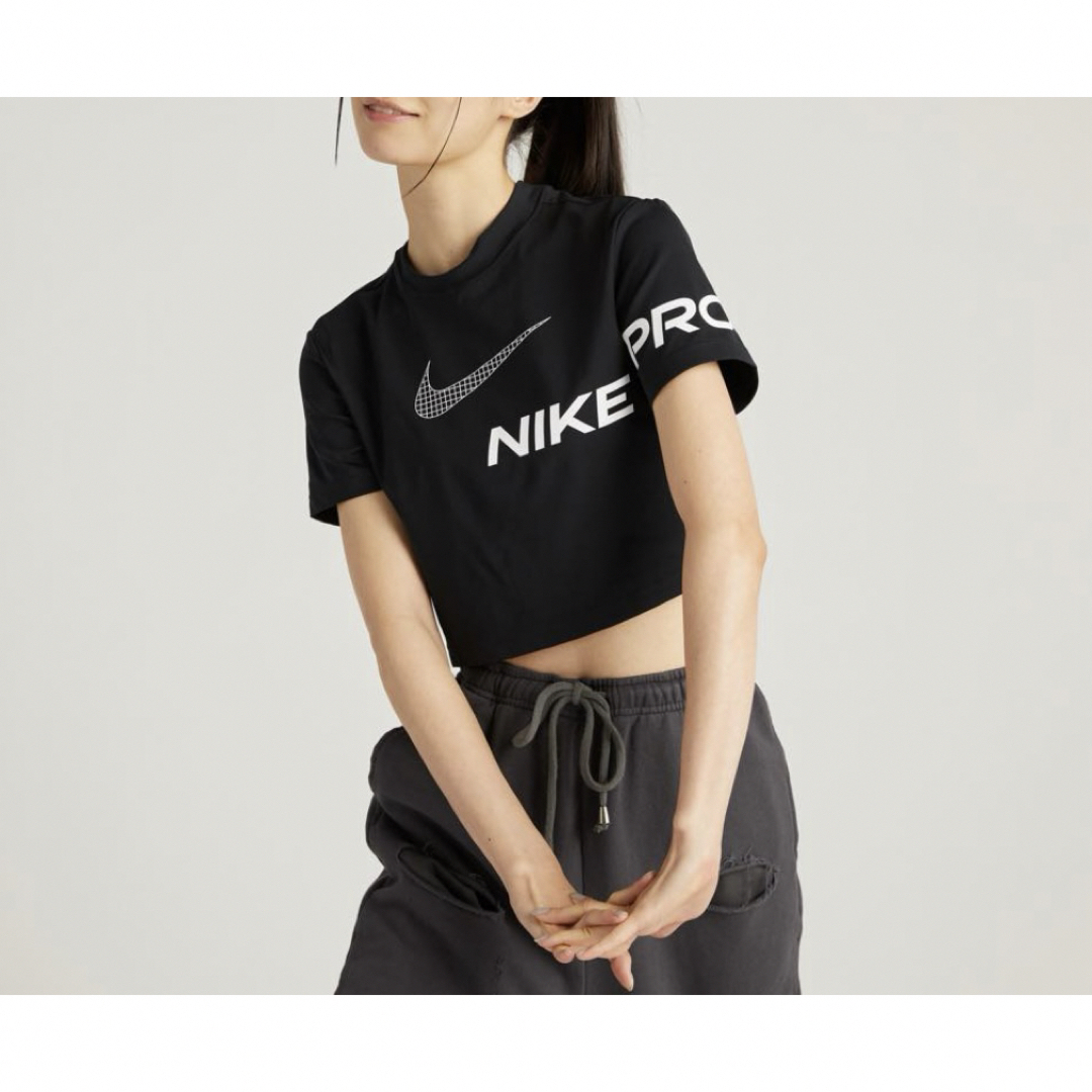 NIKE(ナイキ)の【新品・未使用】NIKEウィメンズ グラフィック クロップ トップ スポーツ/アウトドアのトレーニング/エクササイズ(その他)の商品写真