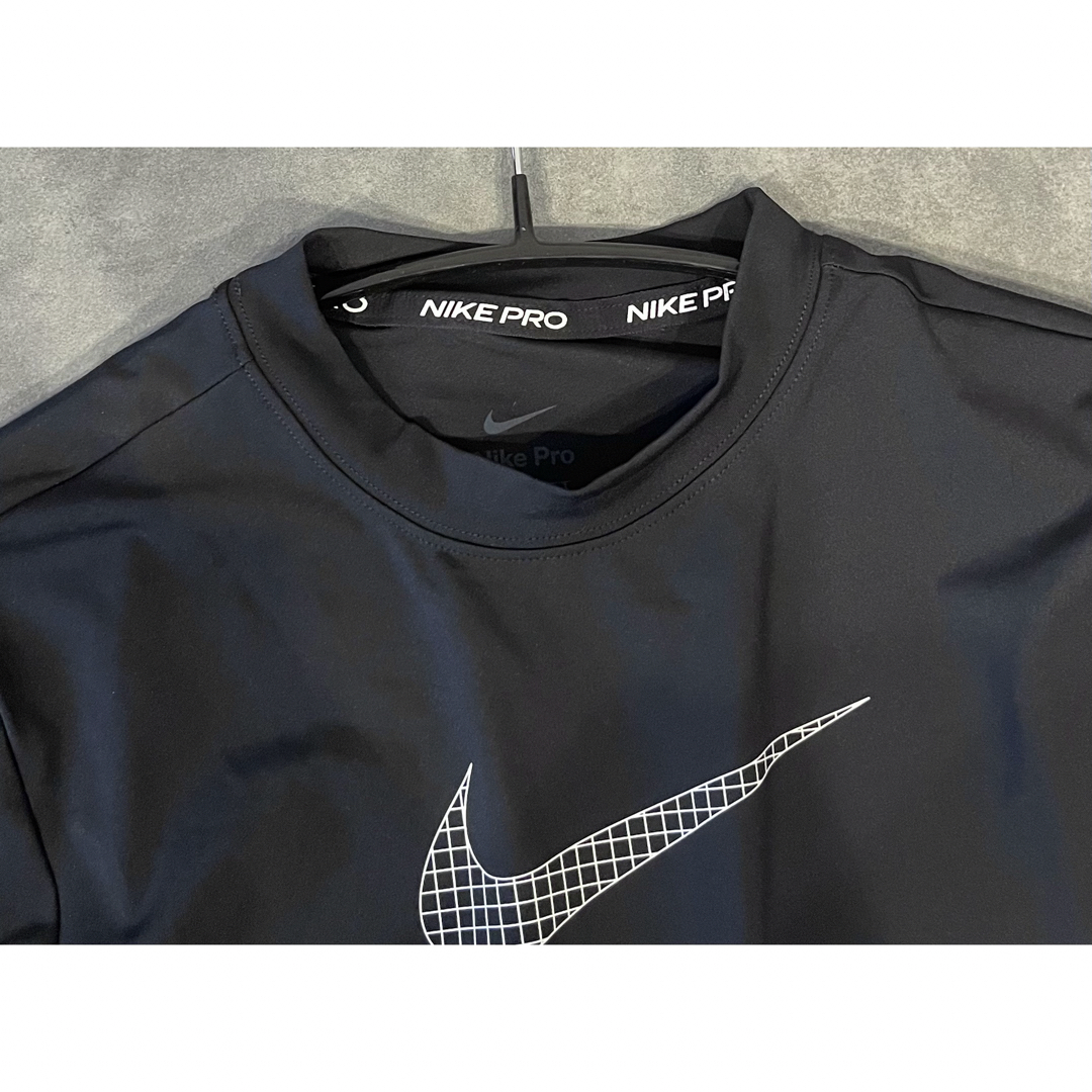 NIKE(ナイキ)の【新品・未使用】NIKEウィメンズ グラフィック クロップ トップ スポーツ/アウトドアのトレーニング/エクササイズ(その他)の商品写真