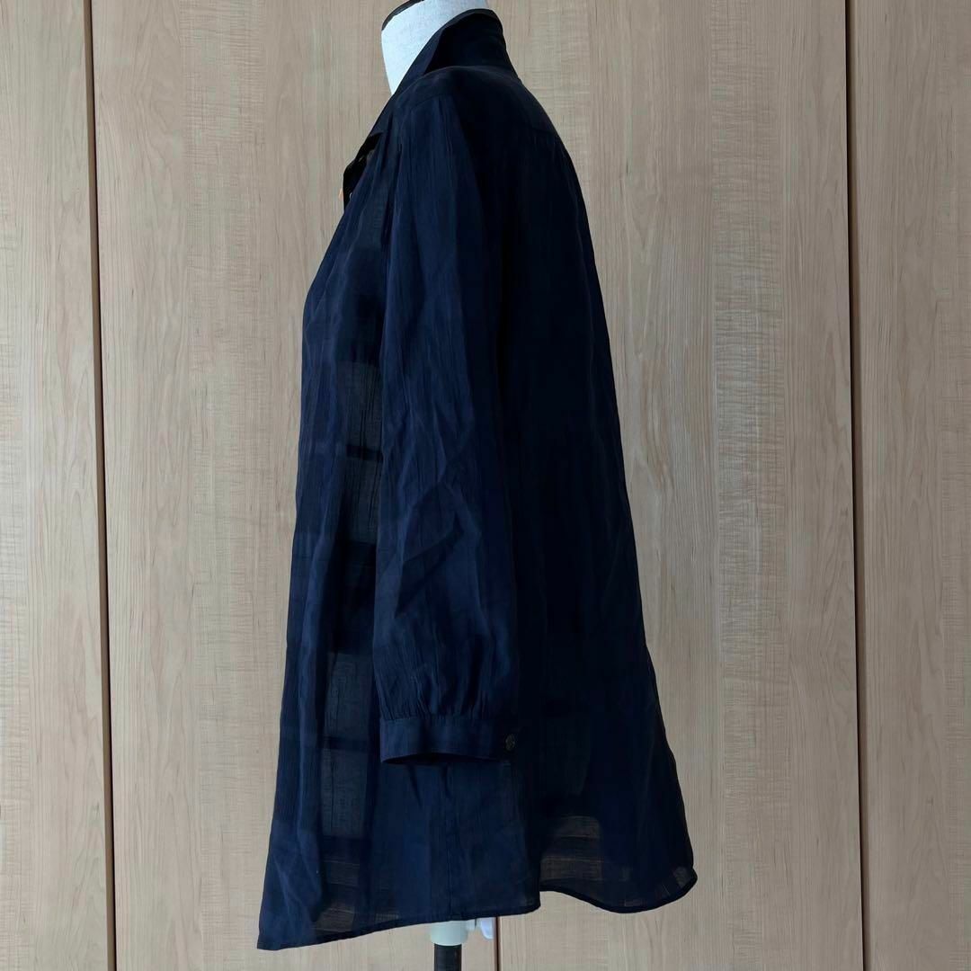 BURBERRY(バーバリー)のバーバリーロンドン　サイズ40  薄手ブラウス　シャツ　ネイビー レディースのトップス(シャツ/ブラウス(長袖/七分))の商品写真