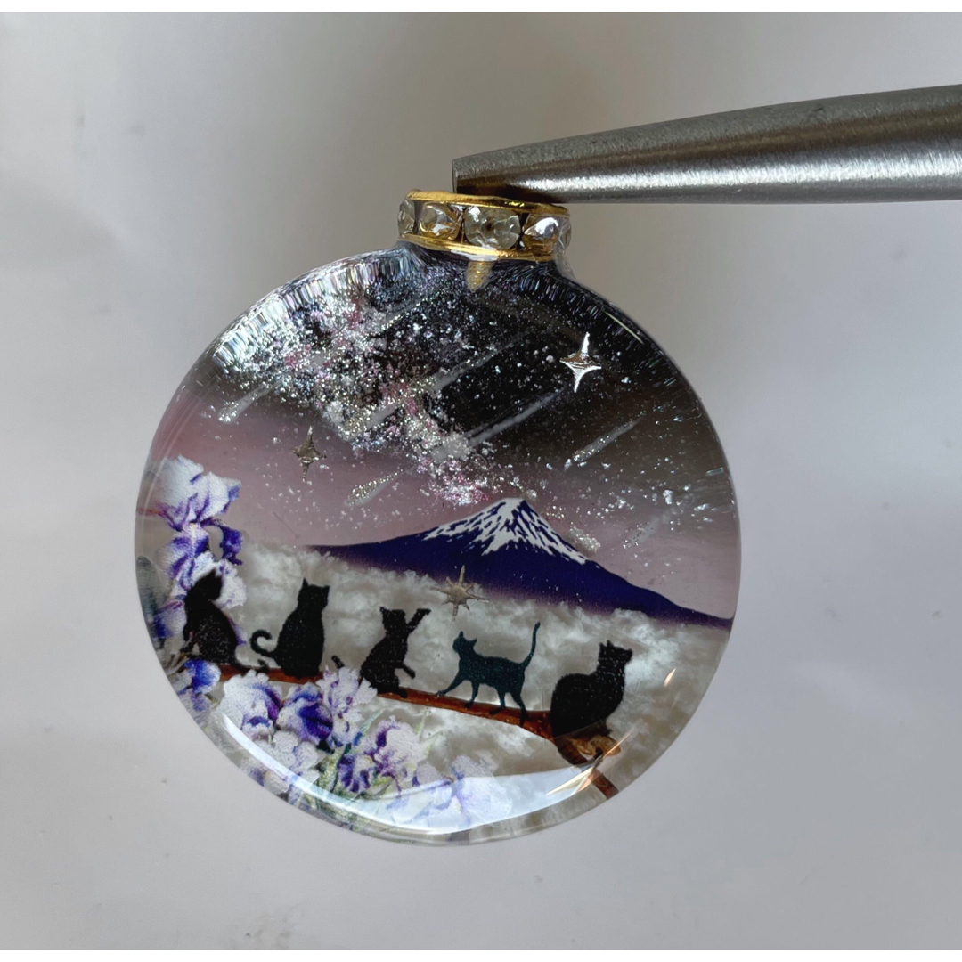 展示用/レジン/流星群と富士山と子猫達 蓄光 オルゴナイトネックレス 展示用/レジン/流星群と富士山と子猫達 蓄光 オルゴナイトネックレス