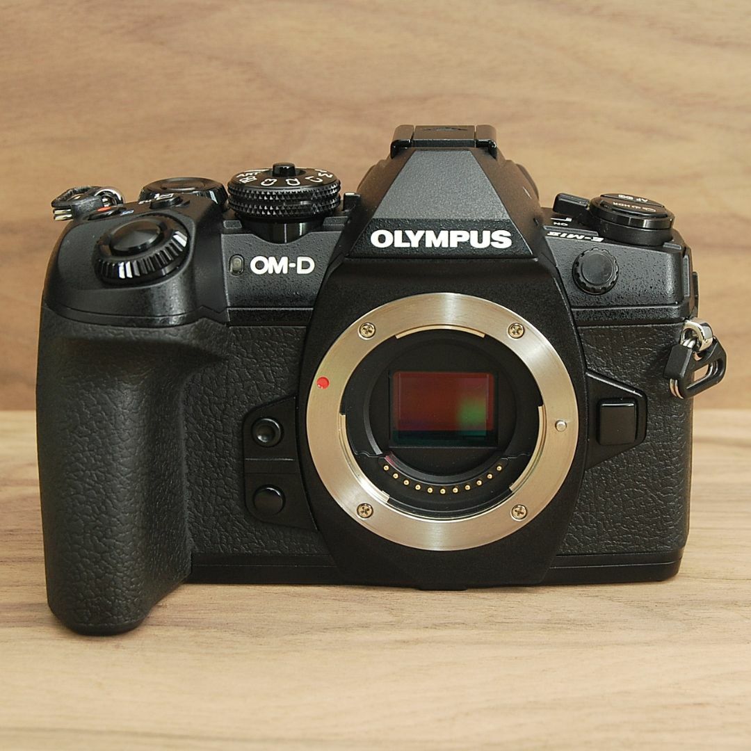 OLYMPUS(オリンパス)のOLYMPUS OM-D E-M1 MarkII 2037万画素 Wi-Fi搭載 スマホ/家電/カメラのカメラ(ミラーレス一眼)の商品写真