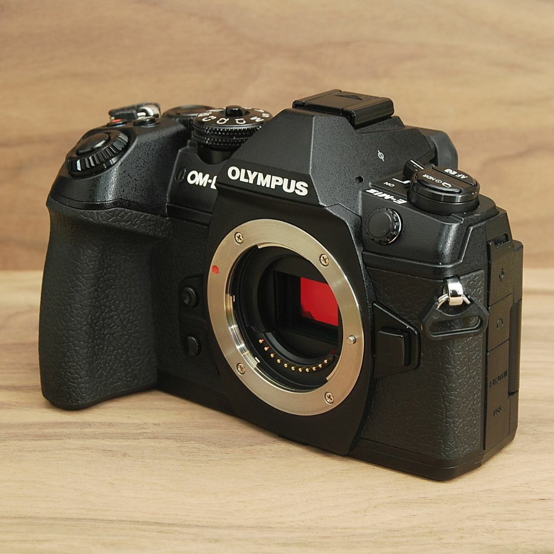 OLYMPUS(オリンパス)のOLYMPUS OM-D E-M1 MarkII 2037万画素 Wi-Fi搭載 スマホ/家電/カメラのカメラ(ミラーレス一眼)の商品写真