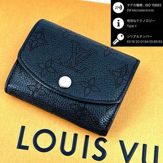 ルイヴィトン(LOUIS VUITTON)のc728真贋済【ヴィトン】美品”モノグラム マヒナ イリス XS コンパクト 黒(財布)