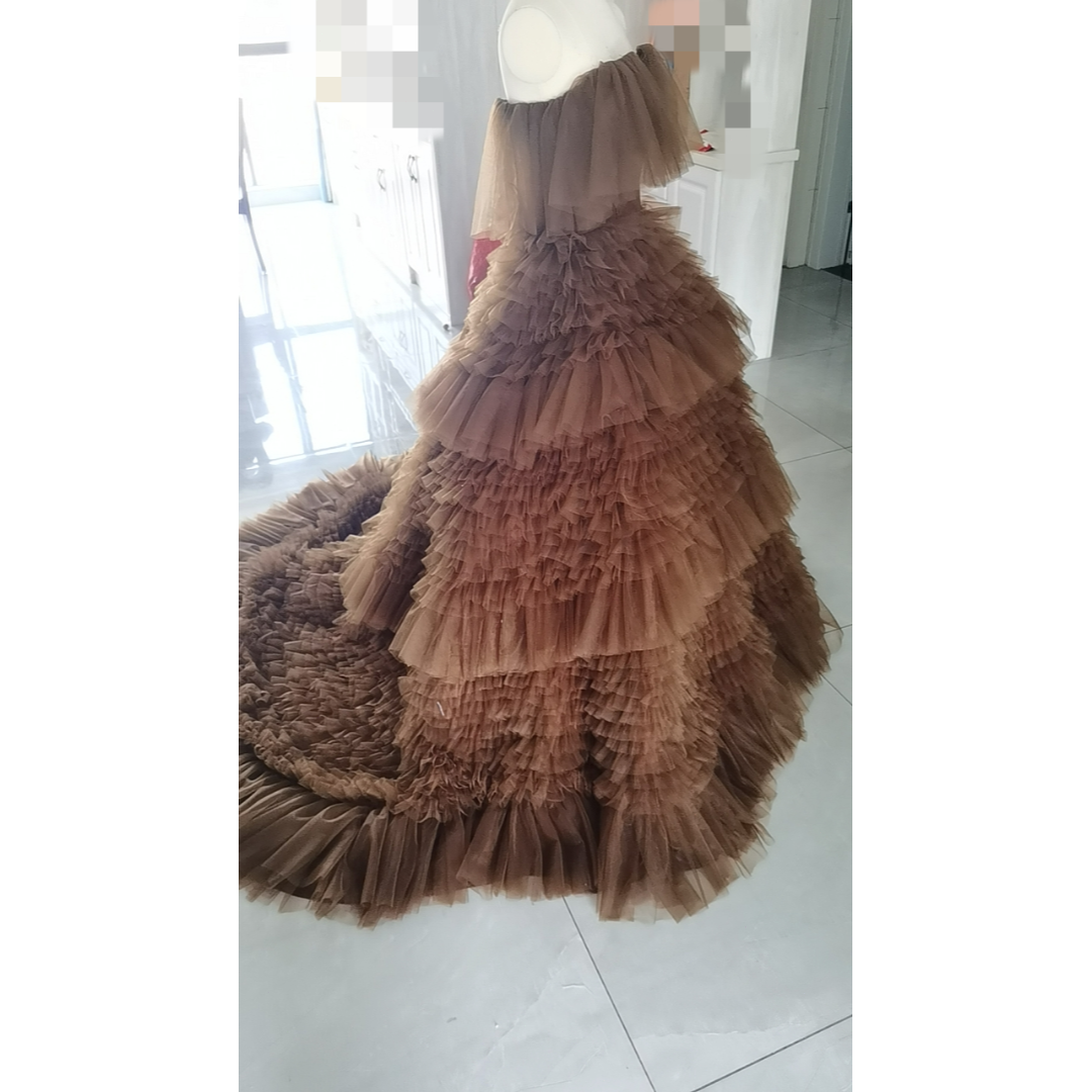 柔らかく重ねたチュールスカート パーティードレス ブラウン ベアトップ 花嫁  レディースのフォーマル/ドレス(ウェディングドレス)の商品写真