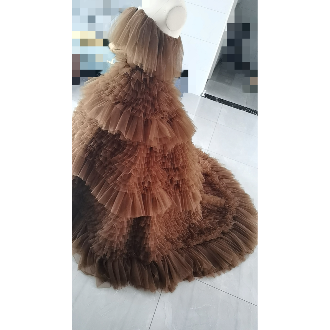 柔らかく重ねたチュールスカート パーティードレス ブラウン ベアトップ 花嫁  レディースのフォーマル/ドレス(ウェディングドレス)の商品写真