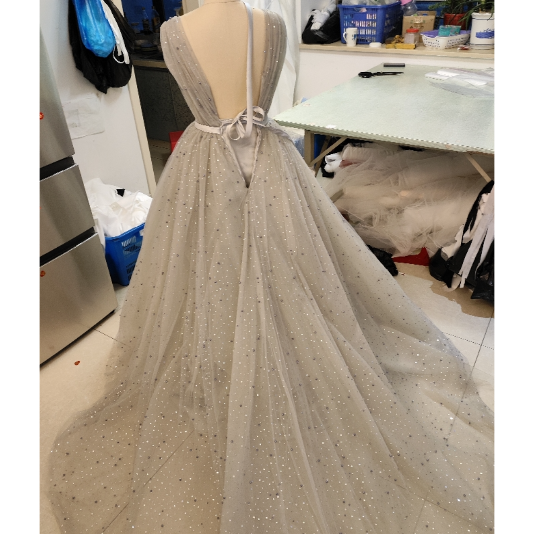 美品！カラードレス ブルーグレー Vネック キラキラのハンドビーディング 花嫁 レディースのフォーマル/ドレス(ウェディングドレス)の商品写真
