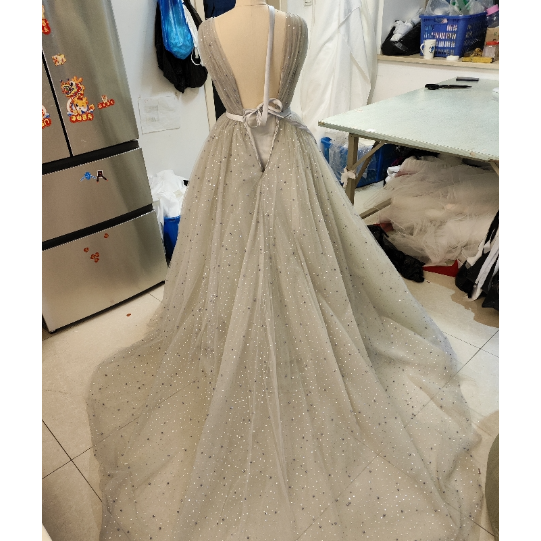 美品！カラードレス ブルーグレー Vネック キラキラのハンドビーディング 花嫁 レディースのフォーマル/ドレス(ウェディングドレス)の商品写真