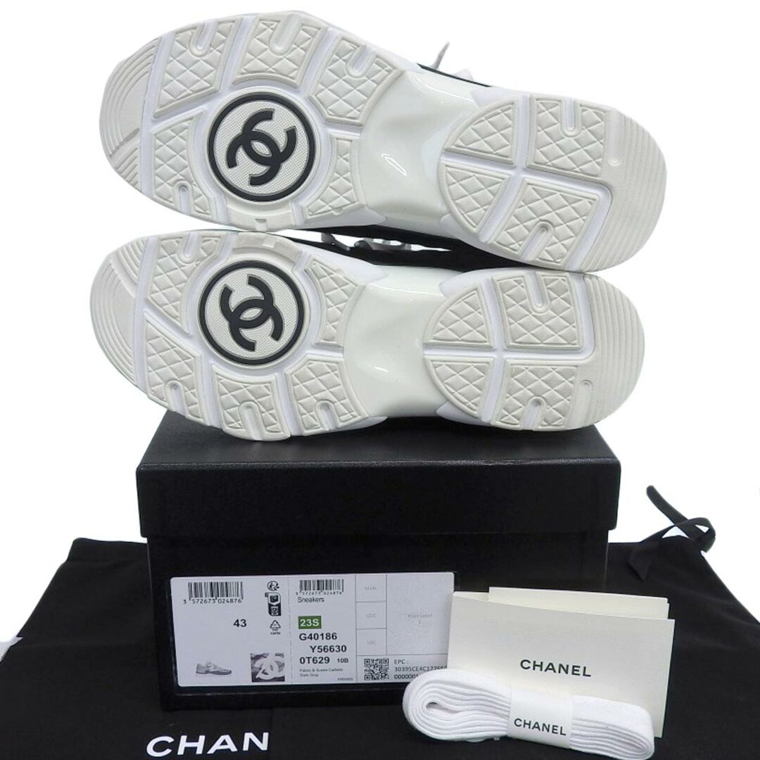 CHANEL(シャネル)のシャネル 新品同様 CHANEL シャネル ココマーク スエード スニーカー メンズ グレー 43 23S G40186 Y56630 43 メンズの靴/シューズ(その他)の商品写真