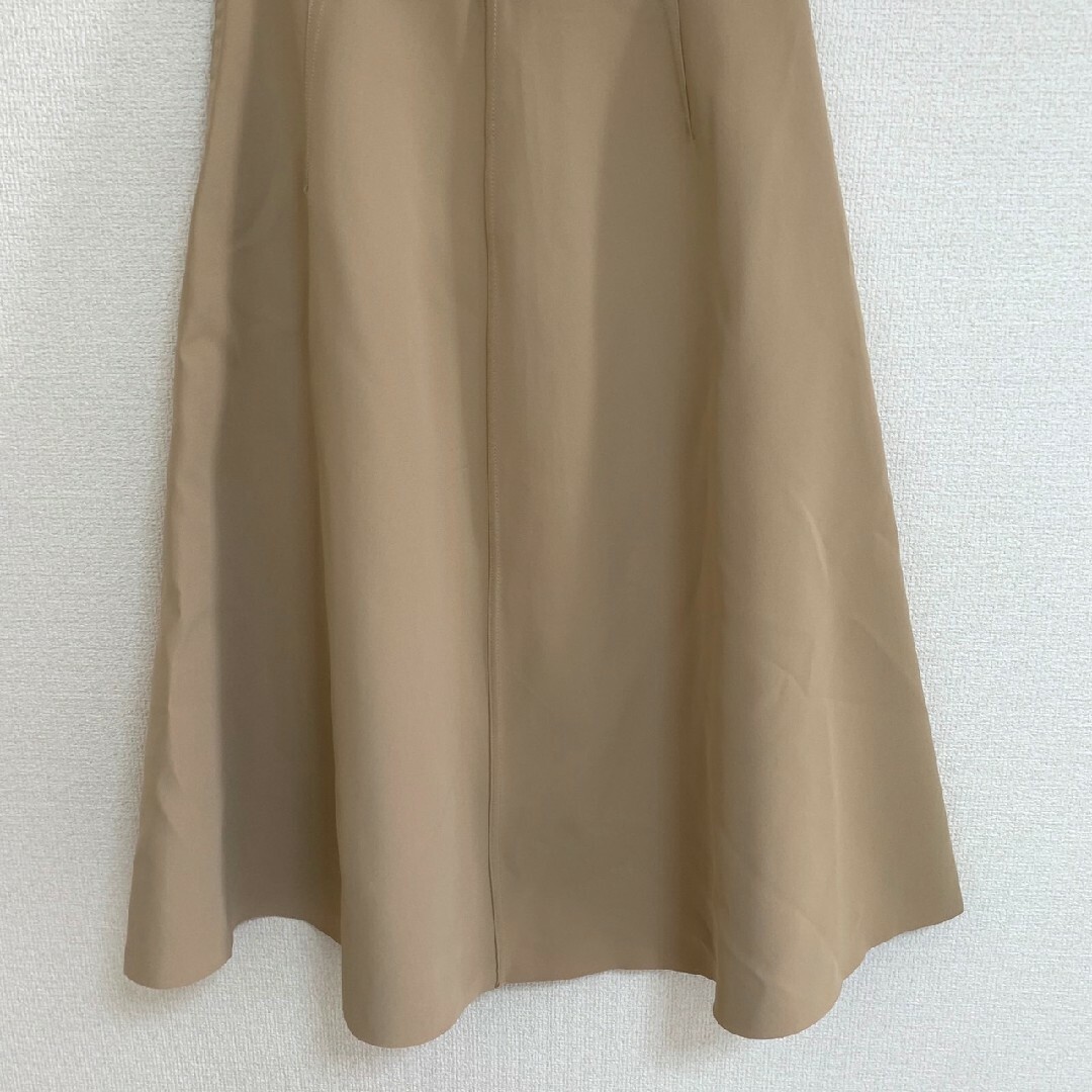 フレアスカート　F　ベージュ　きれいめ　オフィスカジュアル　ロング丈 レディースのスカート(ロングスカート)の商品写真