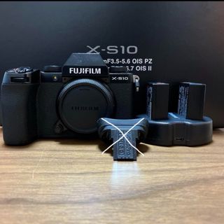 フジフイルム(富士フイルム)の【美品】FUJIFILM X-S10 ボディ ブラック 付属品有り(ミラーレス一眼)