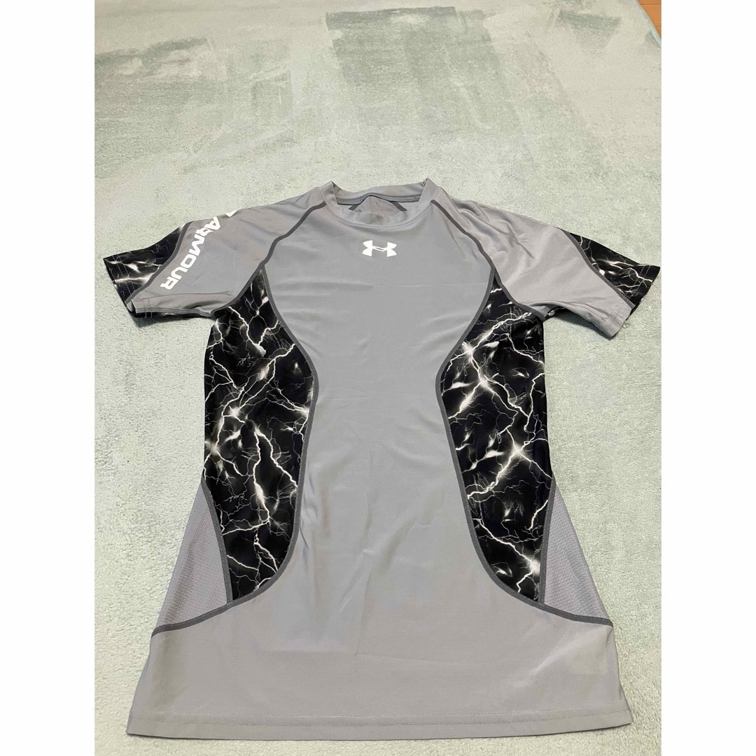 UNDER ARMOUR(アンダーアーマー)のアンダーアーマー  ヒートギア　コンプレショッンシャツ　グレー メンズのトップス(Tシャツ/カットソー(半袖/袖なし))の商品写真
