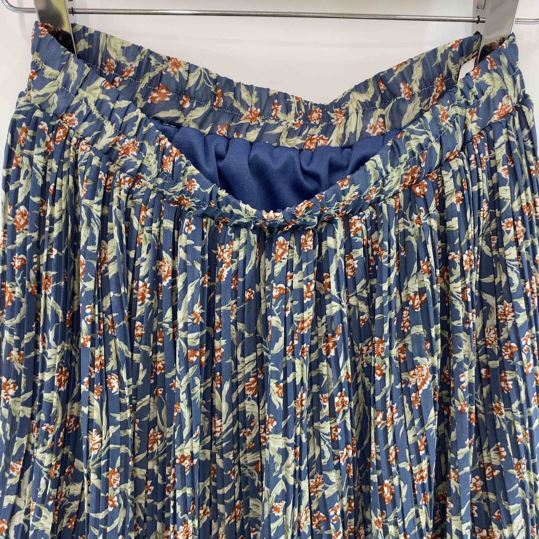 merlot(メルロー)のmerlot メルロー レディース ロングスカート　プリーツ　小花柄　裏地　ウエストゴム　青 レディースのスカート(ロングスカート)の商品写真