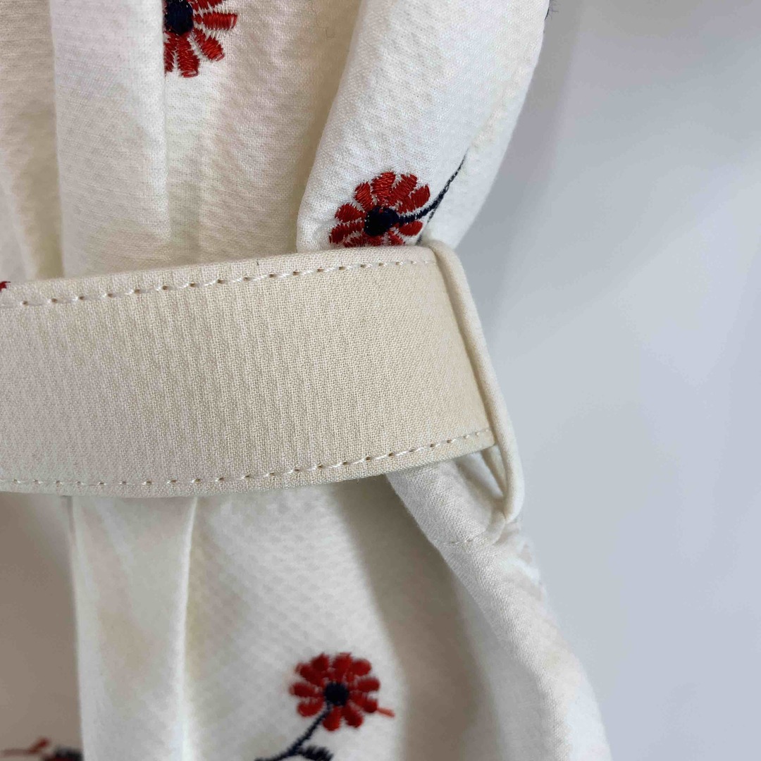 FIGARO フィガロ　白　ホワイト　 花　フラワー　刺繍　丸襟　レディース 半袖ワンピース　サイズМ レディースのワンピース(ひざ丈ワンピース)の商品写真