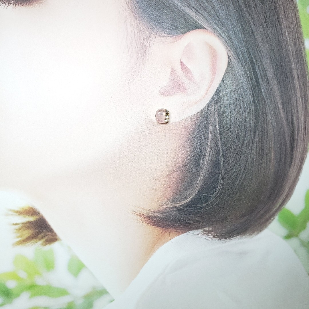 No.556-D　クリスタルガラス⭐樹脂ポストピアス☆7mmスクエア型 ハンドメイドのアクセサリー(ピアス)の商品写真