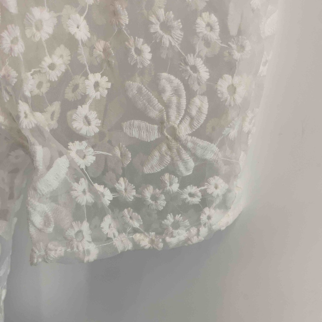 ノーブランド　シースルー　花柄　フラワー　白　ホワイト　レディース 半袖シャツ/ブラウス レディースのトップス(シャツ/ブラウス(半袖/袖なし))の商品写真