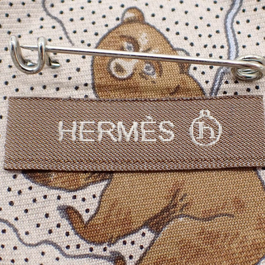 Hermes(エルメス)の未使用品 エルメス プティアッシュ ブローチ バッジ クロコダイル シルク 熊 ピンク系 丸型 アクセサリー  レディースのアクセサリー(ブローチ/コサージュ)の商品写真