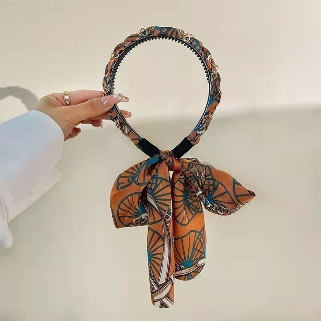 【在庫限り】カチューシャ　編み込み　オレンジ　スカーフ　総柄　ヘアアレンジ レディースのヘアアクセサリー(カチューシャ)の商品写真