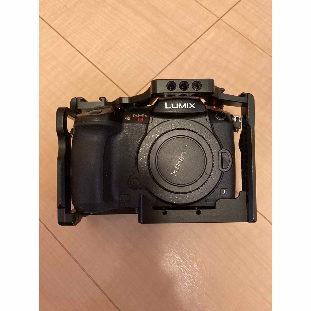 Panasonic(パナソニック)のPanasonic LUMIX DC-GH5S 美品　リグ付き！ スマホ/家電/カメラのカメラ(ミラーレス一眼)の商品写真