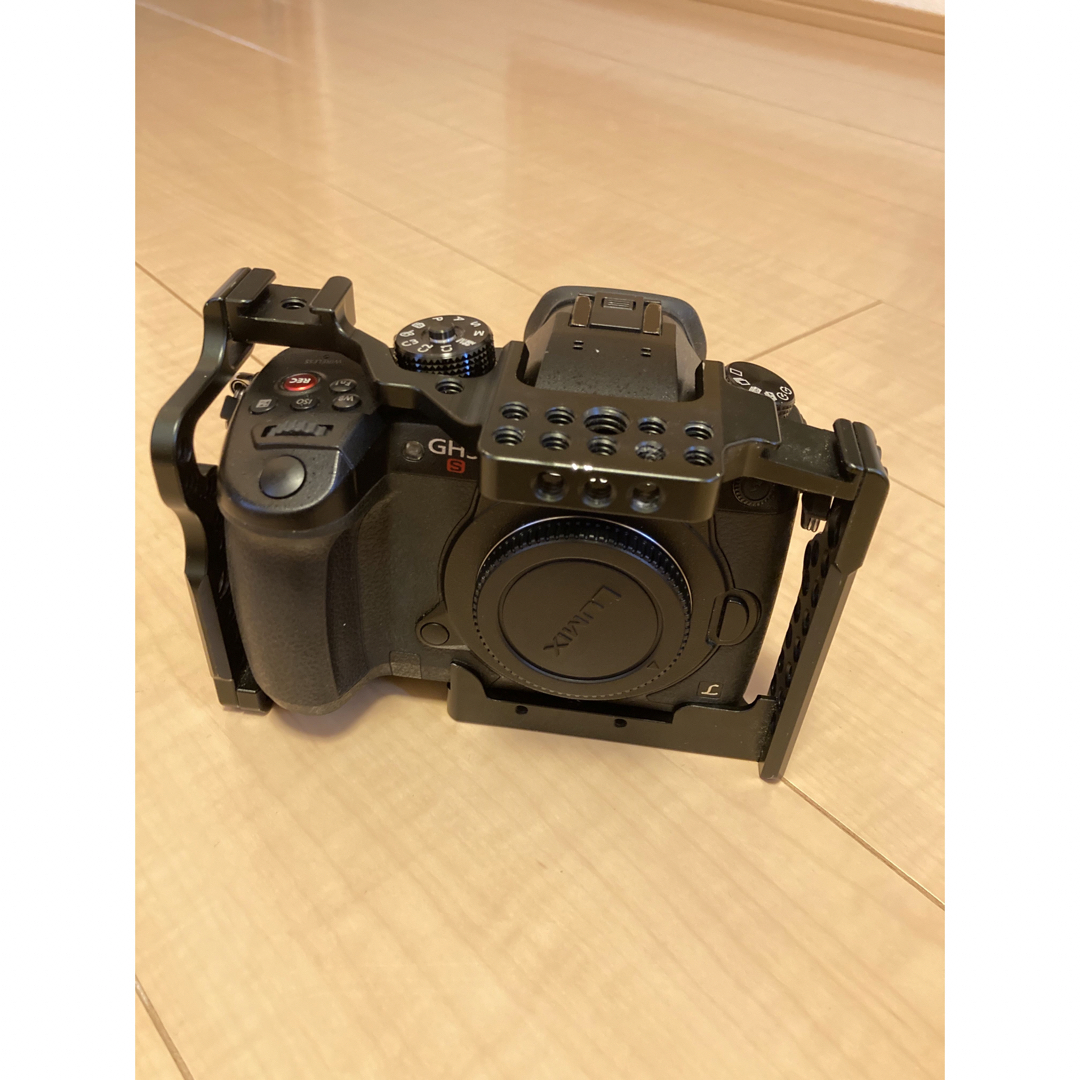 Panasonic(パナソニック)のPanasonic LUMIX DC-GH5S 美品　リグ付き！ スマホ/家電/カメラのカメラ(ミラーレス一眼)の商品写真