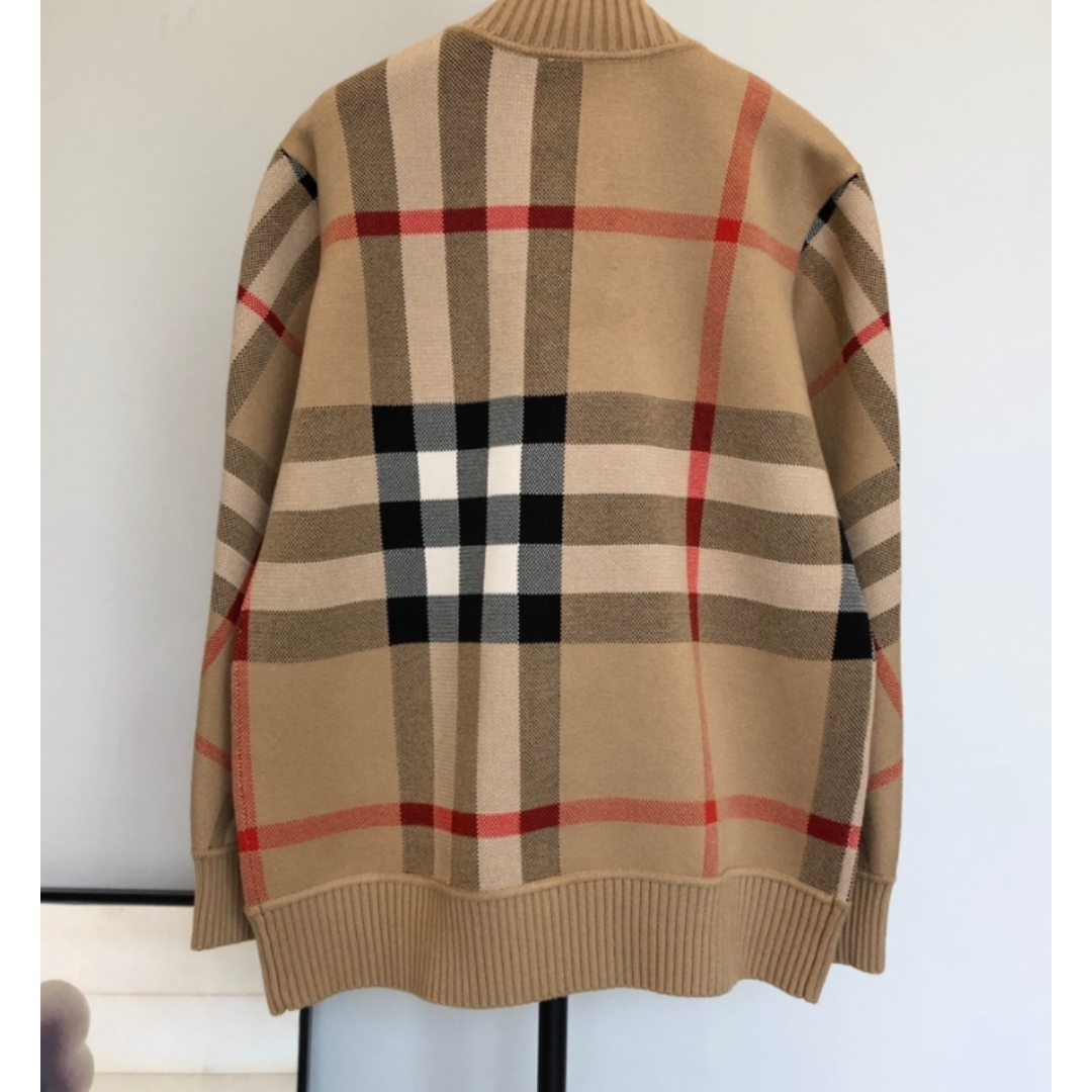 BURBERRY(バーバリー)のバーバリー　ライトアウターに ジャカードカーディガン レディースのトップス(カーディガン)の商品写真