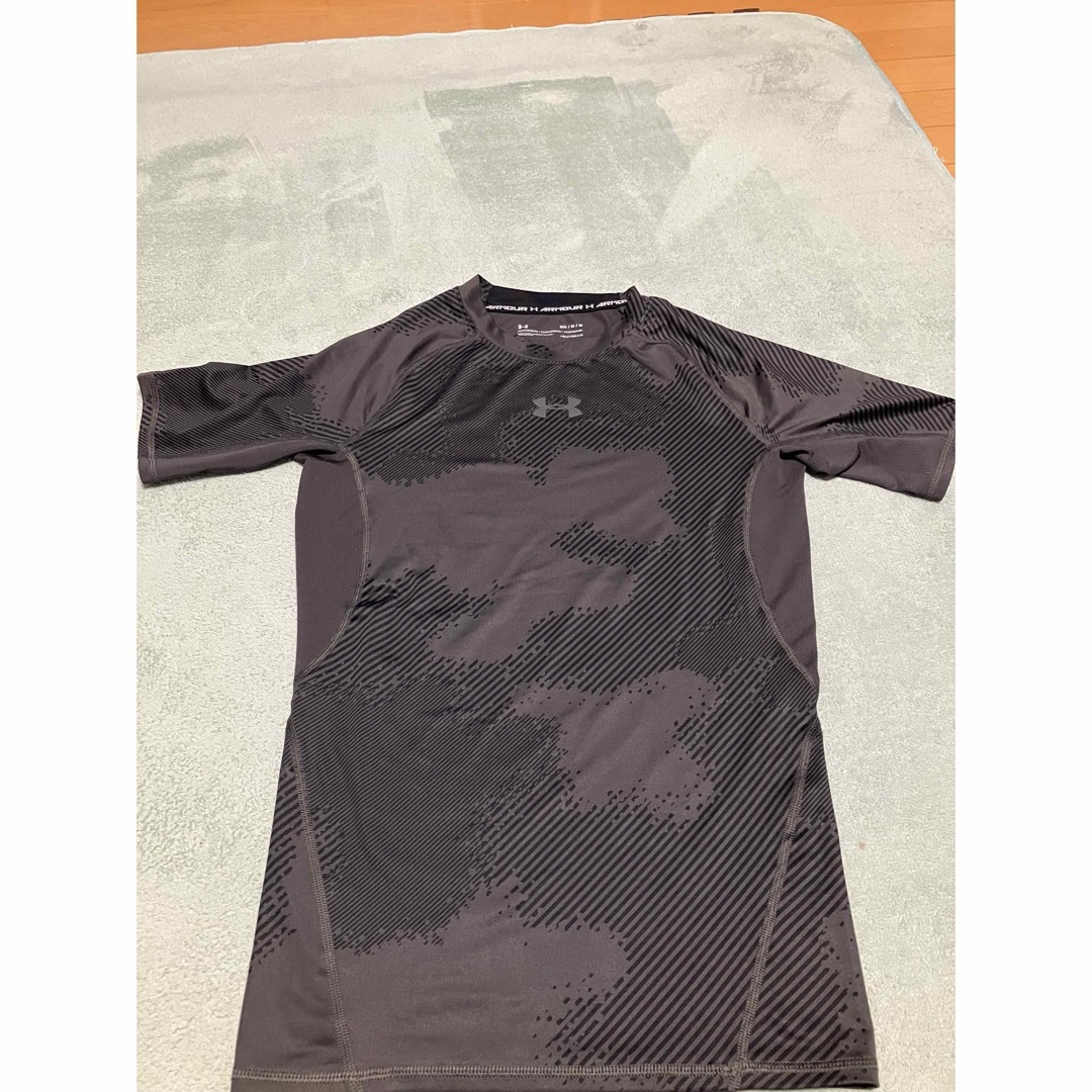 UNDER ARMOUR(アンダーアーマー)のアンダーアーマー  ヒートギア　コンプレショッンシャツ　黒⑩ メンズのトップス(Tシャツ/カットソー(半袖/袖なし))の商品写真