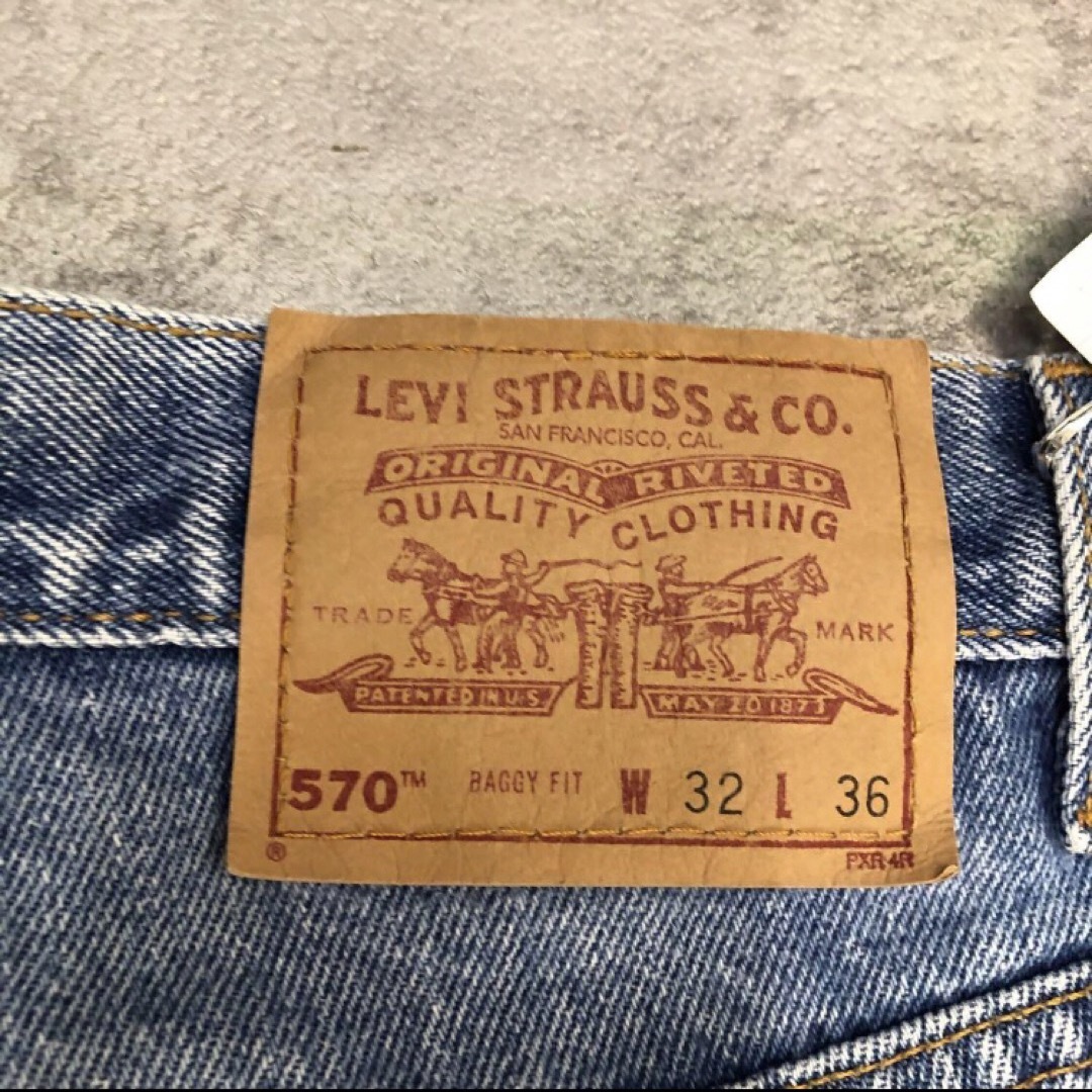 Levi's(リーバイス)のLEVI’S 570バギーデニムパンツ 青 ペンキ レングス長め USA製 メンズのパンツ(デニム/ジーンズ)の商品写真