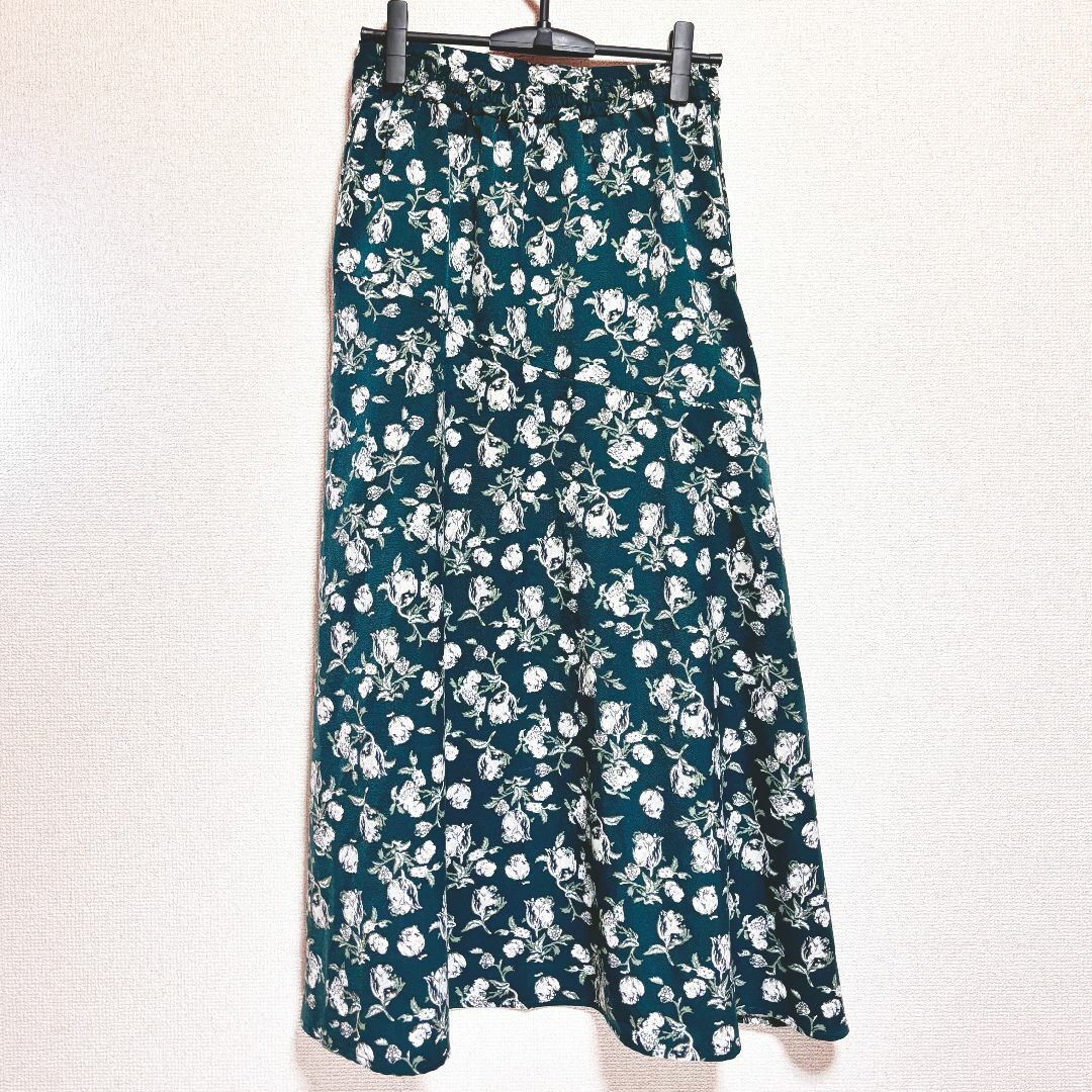 AZUL by moussy(アズールバイマウジー)のAZUL by moussy　ロングスカート　花柄　バラ柄　ティアード　緑 レディースのスカート(ロングスカート)の商品写真