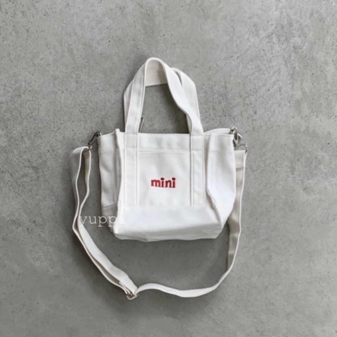 キャンバス mini ショルダーバッグ ロゴ ホワイト 赤 白 斜め掛け 美品 レディースのバッグ(ショルダーバッグ)の商品写真