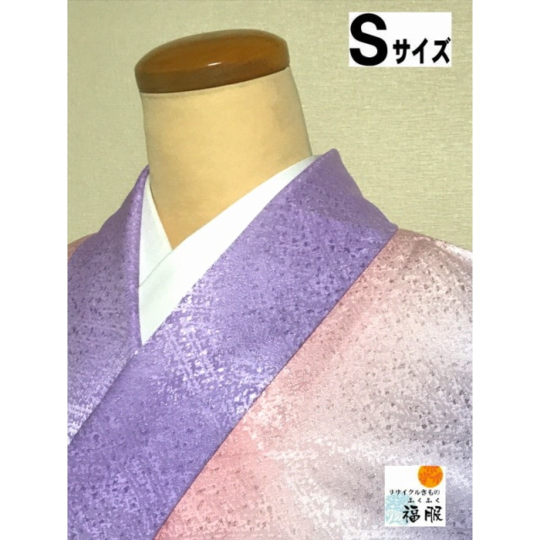 【中古】小紋 化繊 ピンク地に縞模様 裄64cm Sサイズ レディースの水着/浴衣(着物)の商品写真