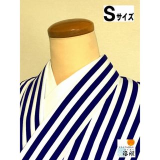 【中古】小紋 化繊 白地に縞模様 胴抜き 裄64.5cm Sサイズ(着物)