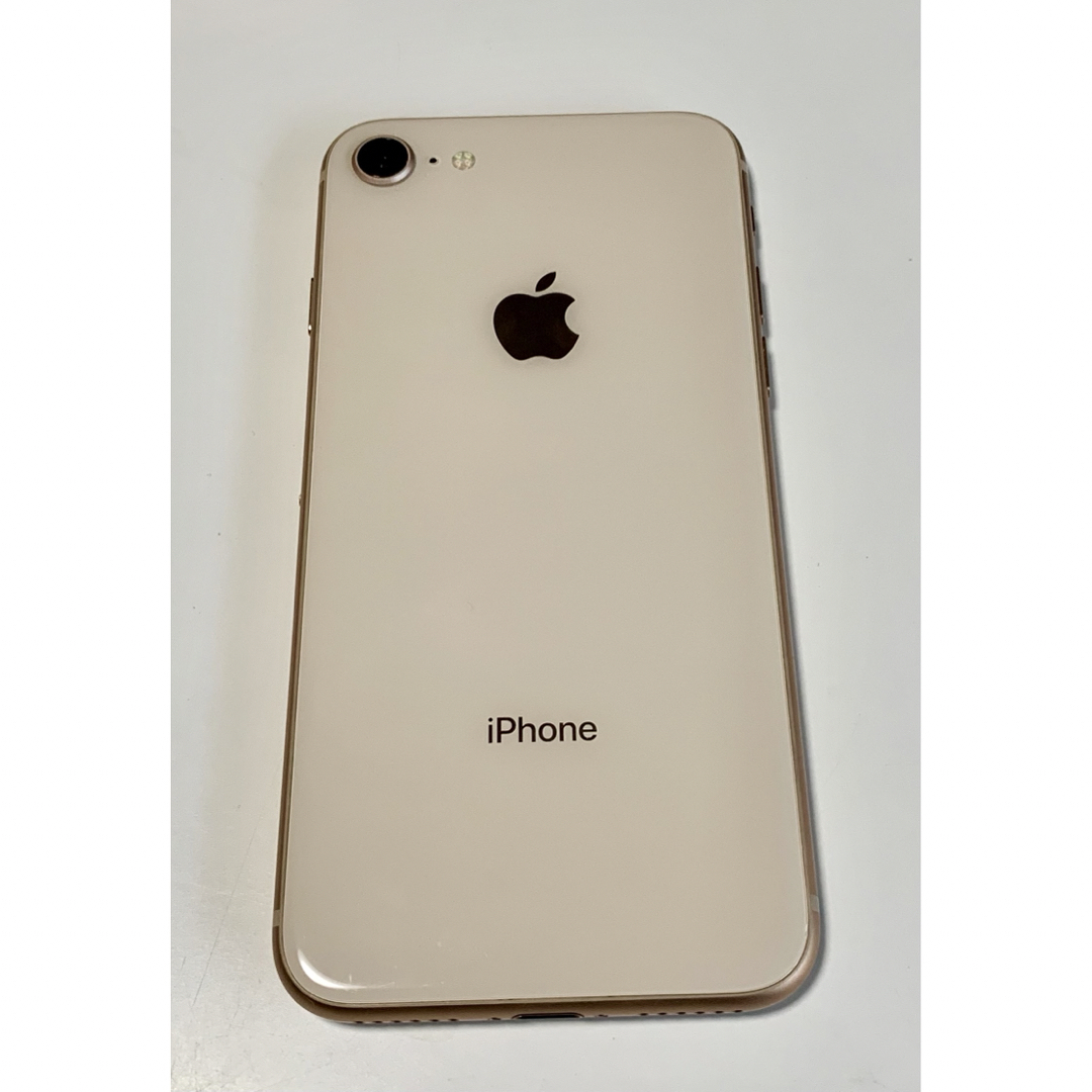 Apple(アップル)のiPhone 8.  64GB. Gold スマホ/家電/カメラのスマートフォン/携帯電話(スマートフォン本体)の商品写真
