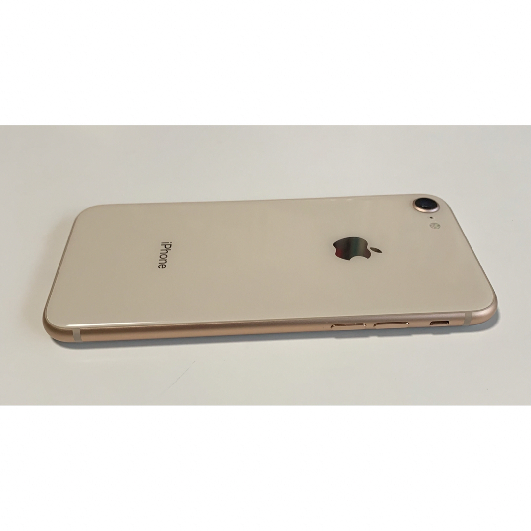 Apple(アップル)のiPhone 8.  64GB. Gold スマホ/家電/カメラのスマートフォン/携帯電話(スマートフォン本体)の商品写真