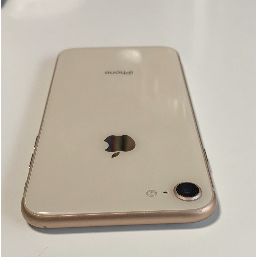 Apple(アップル)のiPhone 8.  64GB. Gold スマホ/家電/カメラのスマートフォン/携帯電話(スマートフォン本体)の商品写真