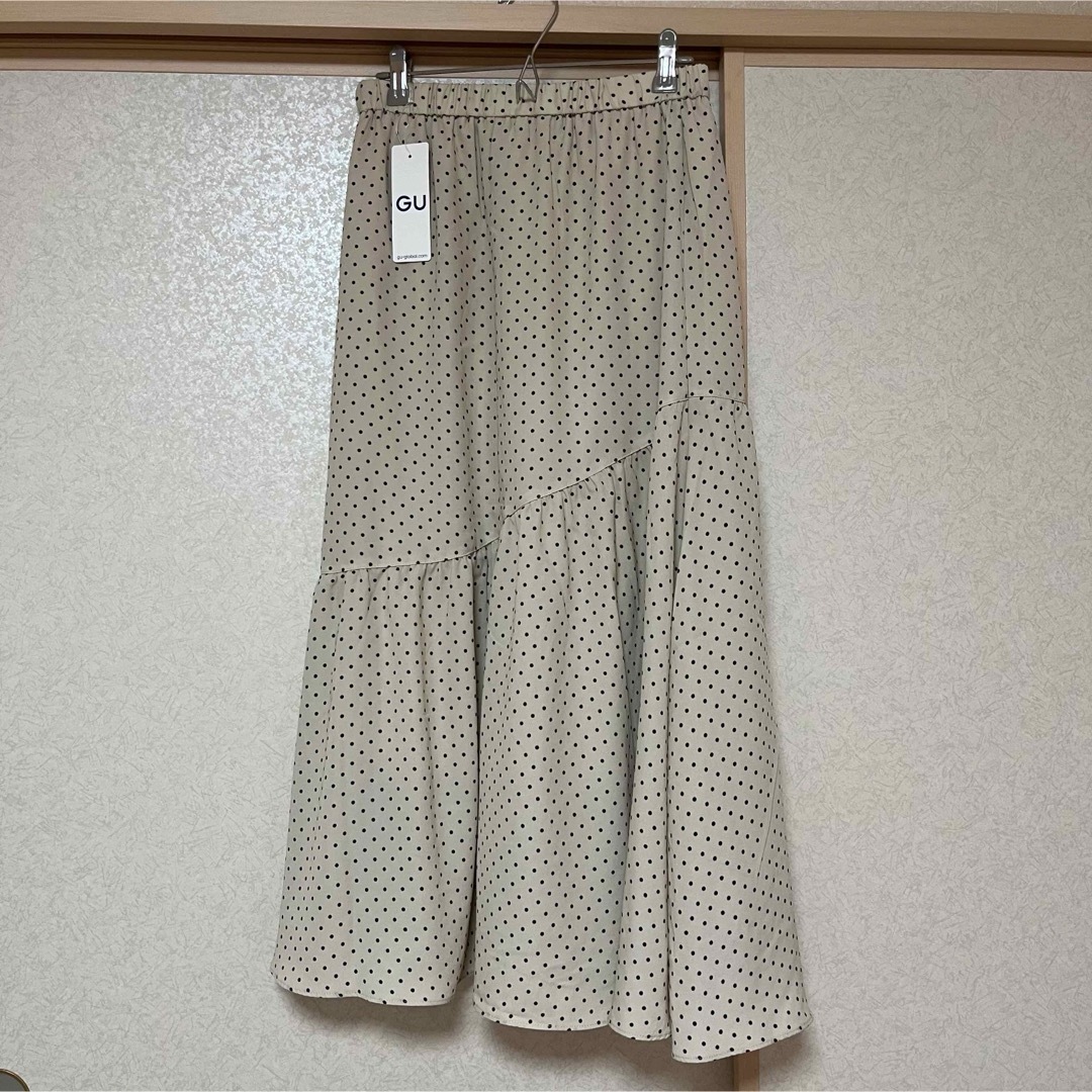 GU(ジーユー)のジーユー　GU ドット　アシンメトリー  ティアード　スカート　新品タグ付き レディースのスカート(ロングスカート)の商品写真