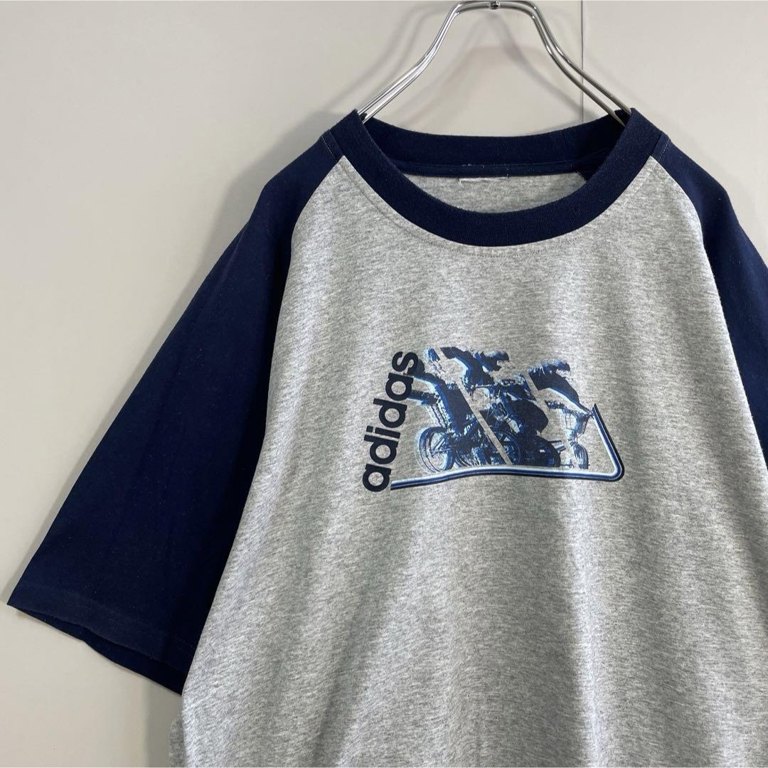 adidas(アディダス)の【ラグランTシャツ、ビックロゴ】adidasパフォーマンスロゴ古着90s半袖 メンズのトップス(Tシャツ/カットソー(半袖/袖なし))の商品写真