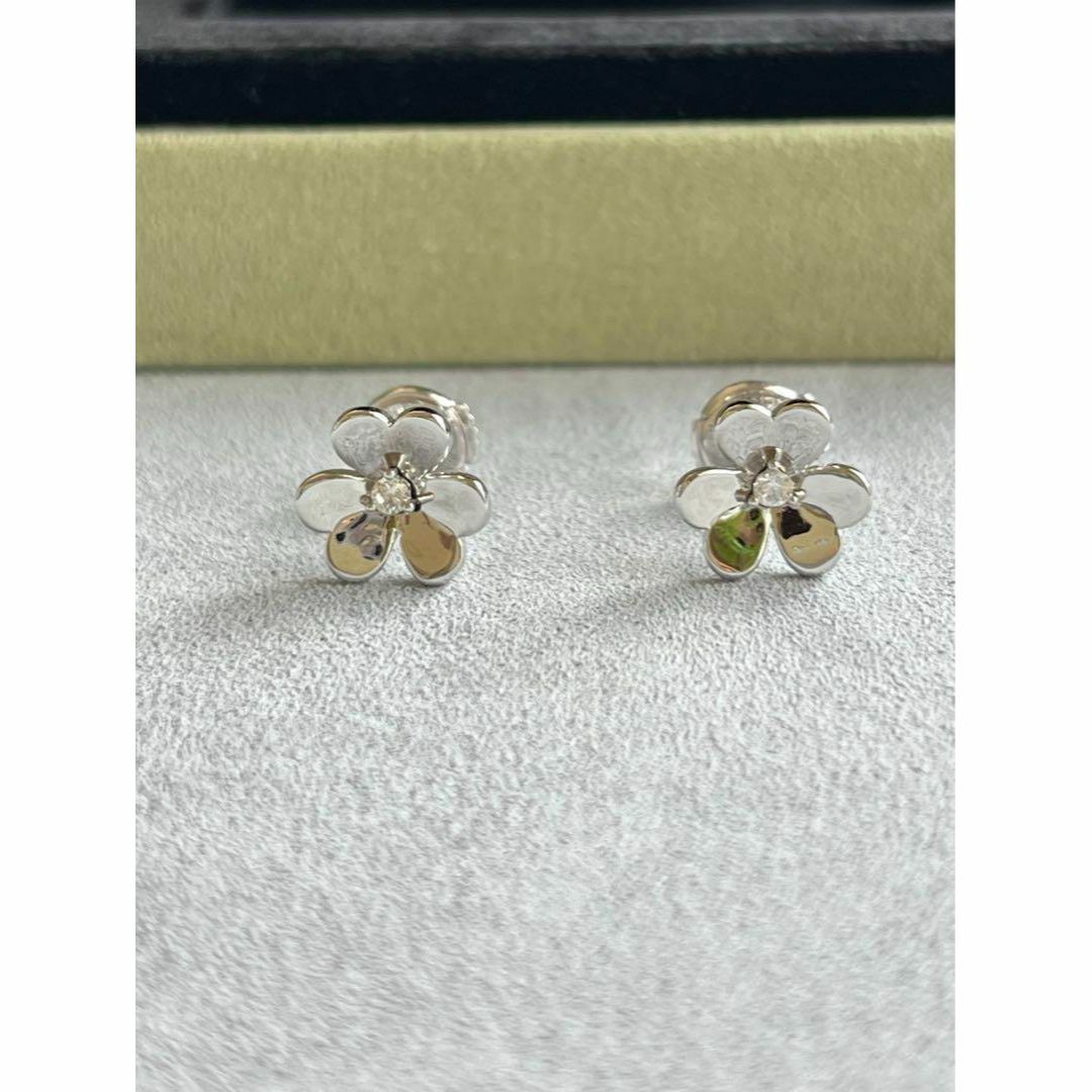 最高品質　ホワイトゴールド　ダイヤモンド　モアサナイト　花フラワー　ミニピアス レディースのアクセサリー(ピアス)の商品写真