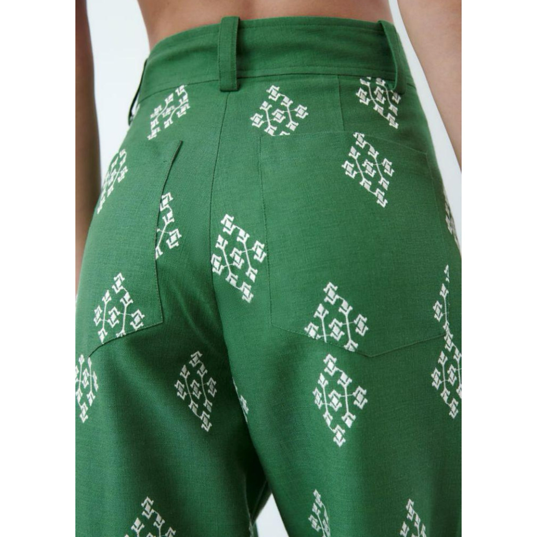 ZARA(ザラ)のZARA リネンブレンドエンブロイダリーパンツ　グリーン　緑　刺繍　麻　レーヨン レディースのパンツ(クロップドパンツ)の商品写真