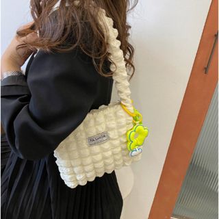 【新品・未使用】チャーム付きハンドバッグ【ホワイト】(ハンドバッグ)