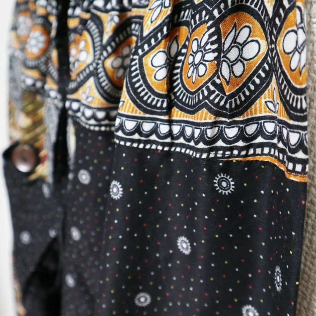 【新品】レーヨンサルエルパンツ　孔雀の羽根柄　黒系　ユニセックス メンズのパンツ(サルエルパンツ)の商品写真