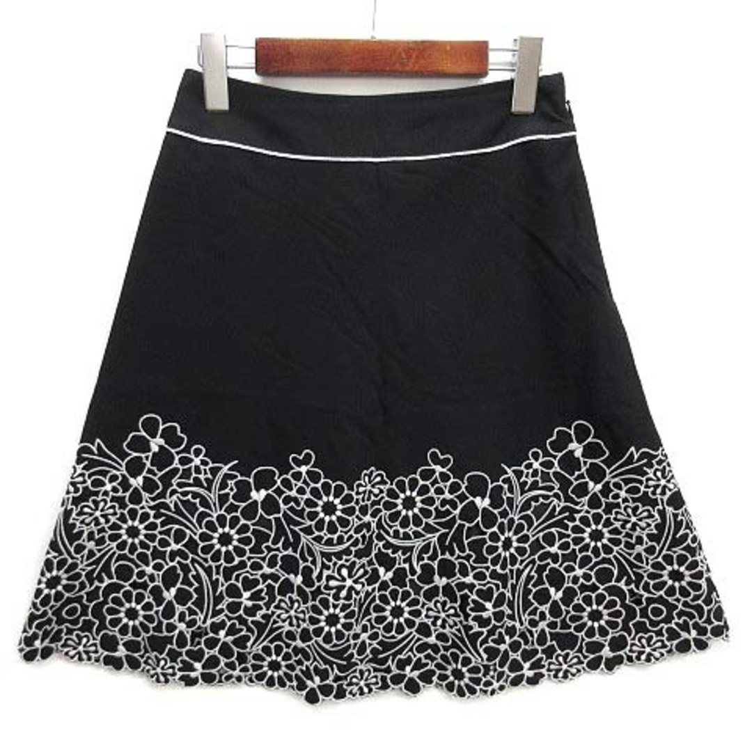 M'S GRACY(エムズグレイシー)のエムズグレイシー カットワーク フラワー 刺繍 スカート 膝丈 ブラック 38 レディースのスカート(ひざ丈スカート)の商品写真