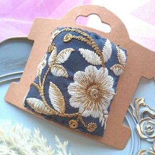 ブルーグレーの花模様インド刺繍リボンの四角いポニーフック(ヘアアクセサリー)