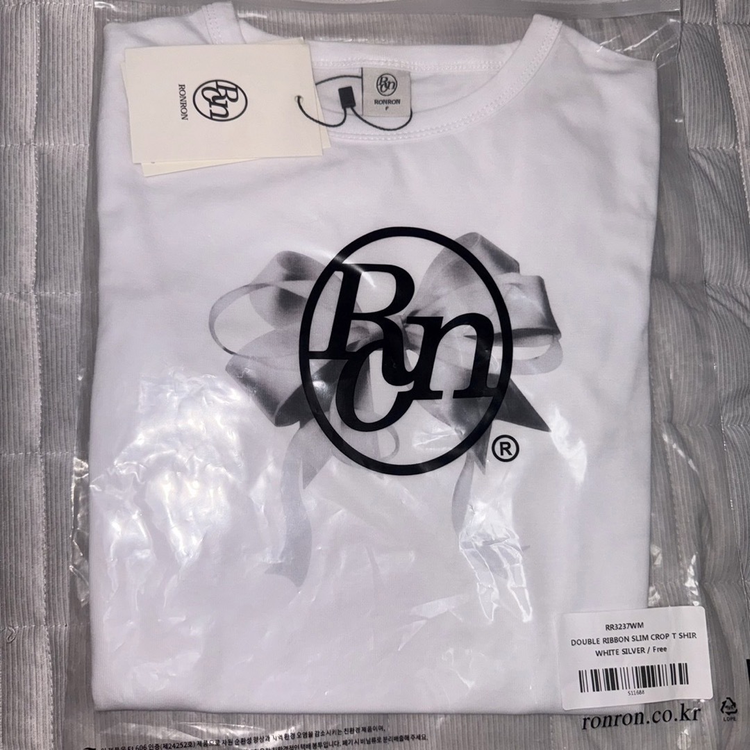 韓国 RONRON リボンプリントTシャツ 白 レディースのトップス(Tシャツ(半袖/袖なし))の商品写真