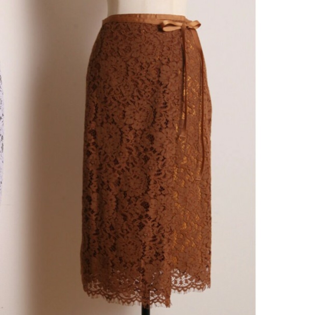 tocco closet luxe(トッコクローゼットリュクス)の華やかな品格をキープするりぼん付きフラワーレースラップタイトスカート レディースのスカート(ひざ丈スカート)の商品写真