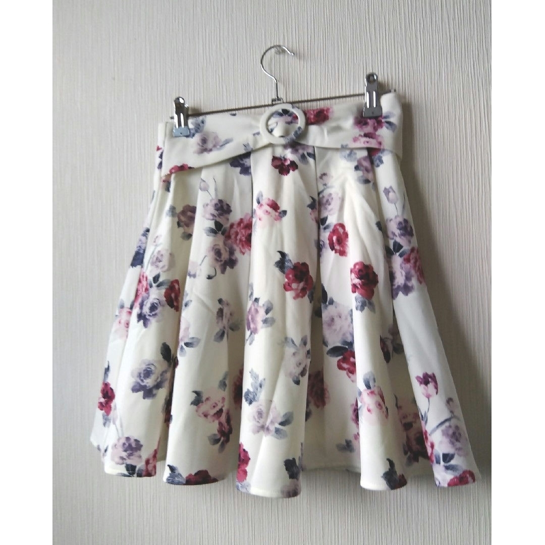 INGNI(イング)のINGNI 薔薇プリントミニスカート レディースのスカート(ミニスカート)の商品写真